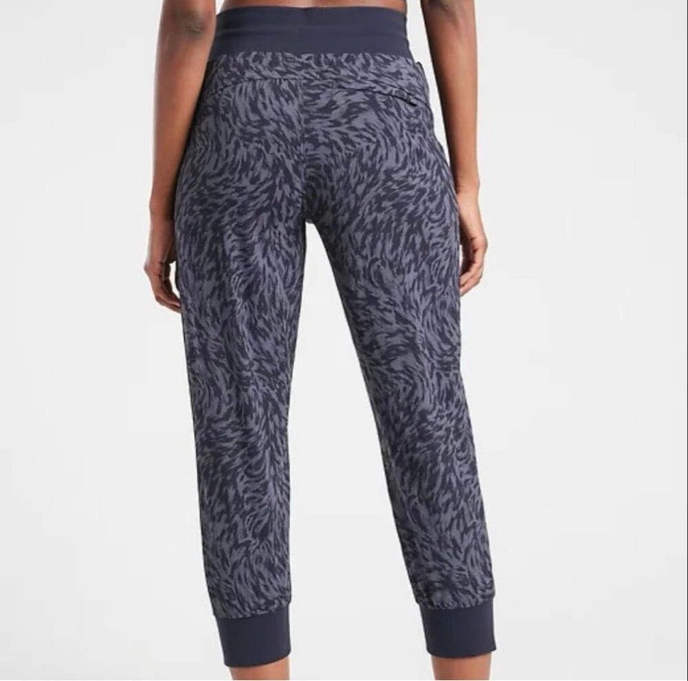Athleta Trekkie North Printed Crop 23" Joggers New with Tags - Picture 2 of 7